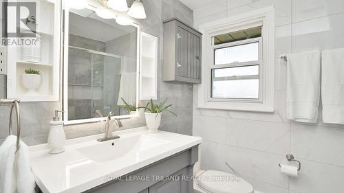 42 Torrington Crescent, London, ON - Indoor Photo Showing Bathroom