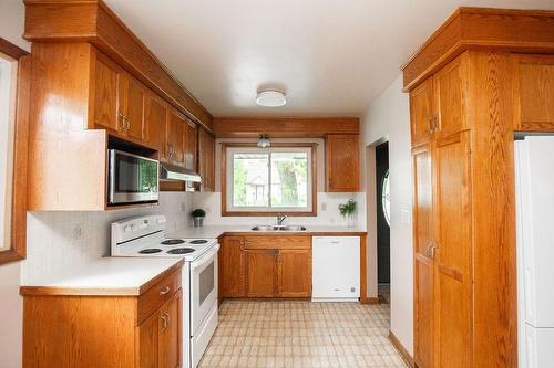 855 Garth Street, Hamilton, ON - Indoor Photo Showing Kitchen With Double Sink