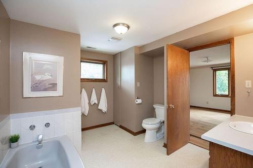 855 Garth Street, Hamilton, ON - Indoor Photo Showing Bathroom