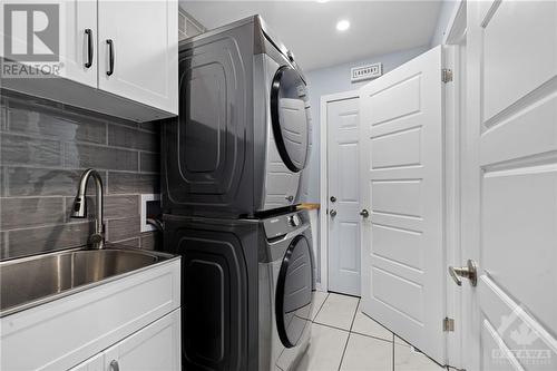 1322 Fontenay Crescent, Ottawa, ON - Indoor Photo Showing Laundry Room