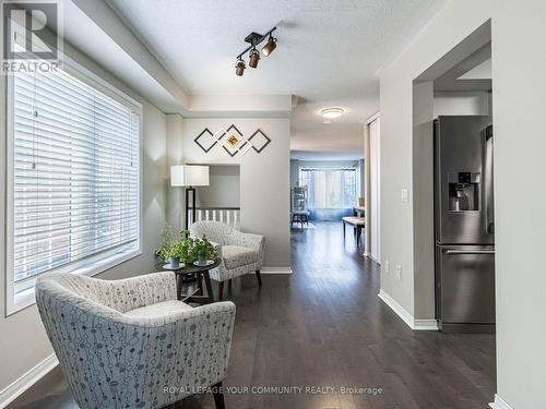 156 Millcliff Circle, Aurora, ON - Indoor Photo Showing Living Room