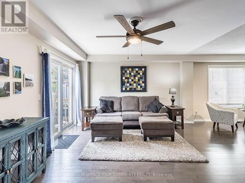 156 Millcliff Circle, Aurora, ON - Indoor Photo Showing Living Room