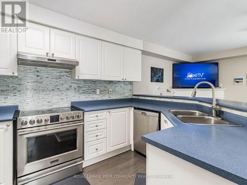 156 Millcliff Circle, Aurora, ON - Indoor Photo Showing Kitchen With Stainless Steel Kitchen With Double Sink