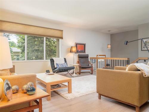 24 Valley View Drive, Winnipeg, MB - Indoor Photo Showing Living Room