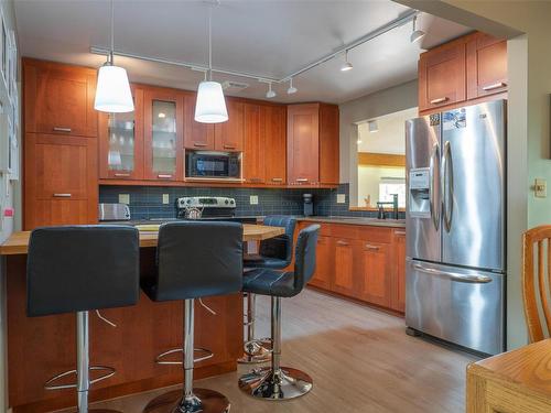 24 Valley View Drive, Winnipeg, MB - Indoor Photo Showing Kitchen With Stainless Steel Kitchen