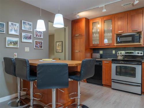 24 Valley View Drive, Winnipeg, MB - Indoor Photo Showing Kitchen