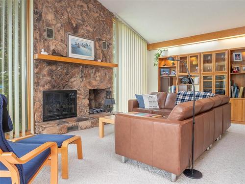 24 Valley View Drive, Winnipeg, MB - Indoor Photo Showing Living Room With Fireplace