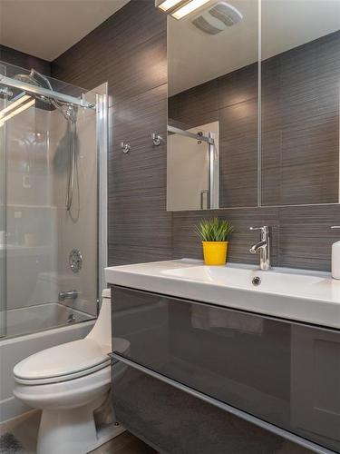24 Valley View Drive, Winnipeg, MB - Indoor Photo Showing Bathroom