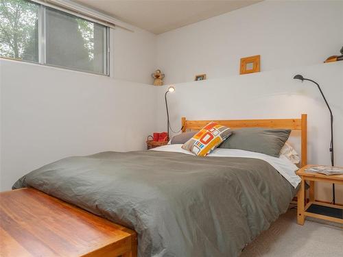 24 Valley View Drive, Winnipeg, MB - Indoor Photo Showing Bedroom