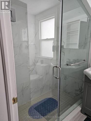 764 Dundas Street E, Woodstock, ON - Indoor Photo Showing Bathroom