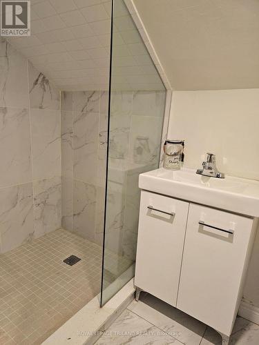 764 Dundas Street E, Woodstock, ON - Indoor Photo Showing Bathroom