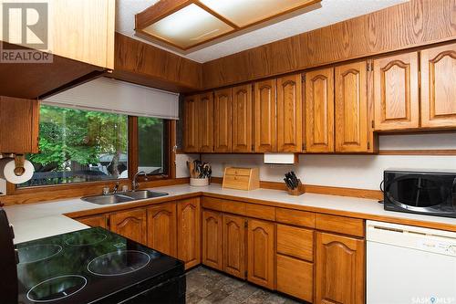 412 4Th Street E, Wynyard, SK - Indoor Photo Showing Kitchen With Double Sink