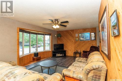 412 4Th Street E, Wynyard, SK - Indoor Photo Showing Living Room