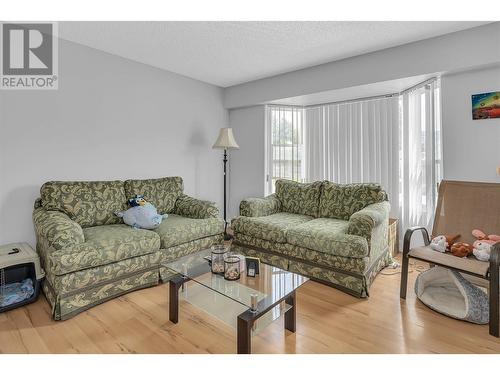 830/832 Irma Road, Kelowna, BC - Indoor Photo Showing Living Room