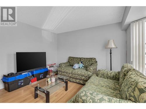 830/832 Irma Road, Kelowna, BC - Indoor Photo Showing Living Room