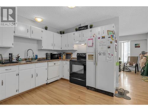 830/832 Irma Road, Kelowna, BC - Indoor Photo Showing Kitchen With Double Sink