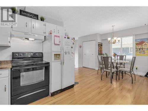 830/832 Irma Road, Kelowna, BC - Indoor Photo Showing Kitchen