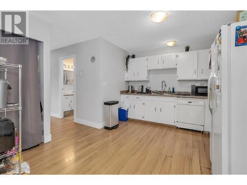 830/832 Irma Road, Kelowna, BC - Indoor Photo Showing Kitchen