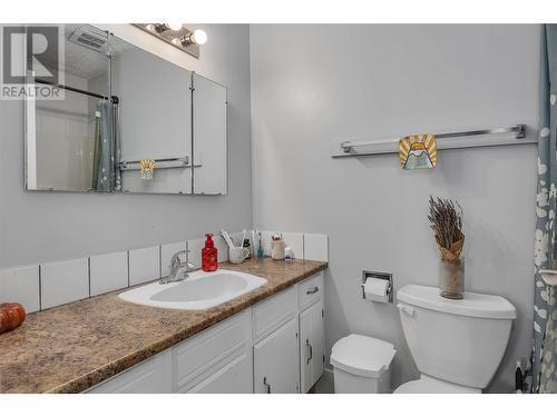 830/832 Irma Road, Kelowna, BC - Indoor Photo Showing Bathroom