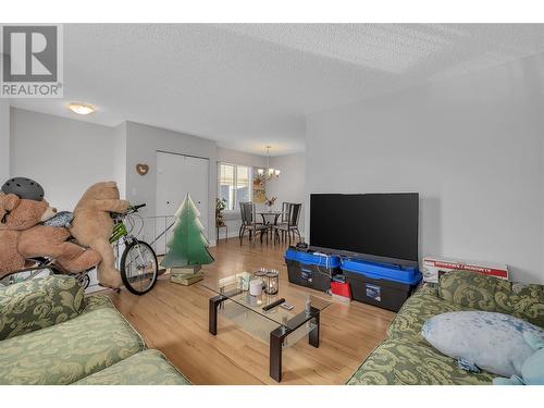 830/832 Irma Road, Kelowna, BC - Indoor Photo Showing Living Room