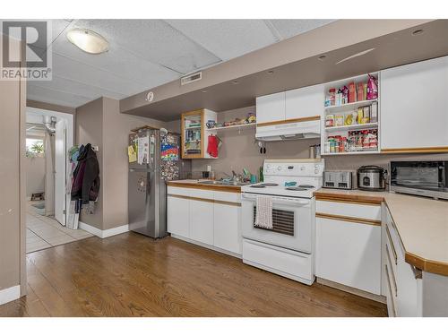 830/832 Irma Road, Kelowna, BC - Indoor Photo Showing Kitchen With Double Sink