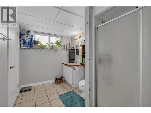 830/832 Irma Road, Kelowna, BC - Indoor Photo Showing Bathroom