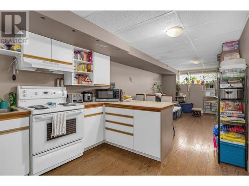 830/832 Irma Road, Kelowna, BC - Indoor Photo Showing Kitchen