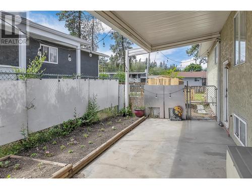 830/832 Irma Road, Kelowna, BC - Outdoor With Exterior