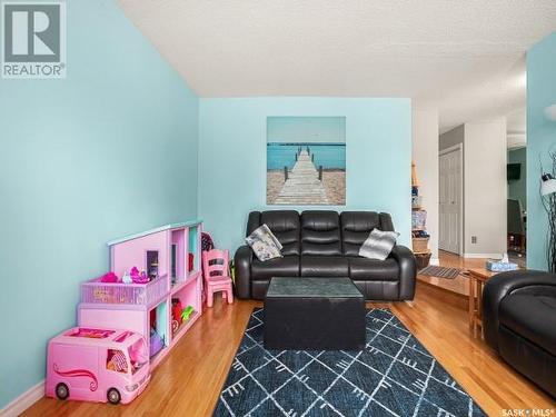 325 Birch Crescent, Saskatoon, SK - Indoor Photo Showing Living Room