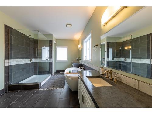 1504 Poplar Street, Golden, BC - Indoor Photo Showing Bathroom