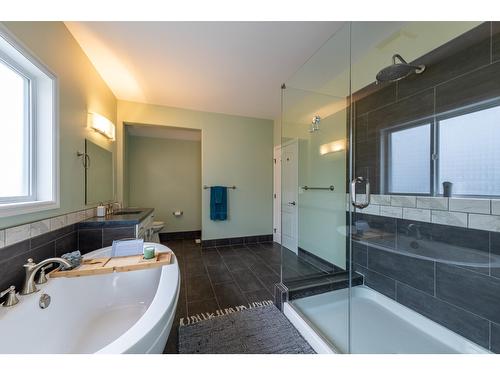 1504 Poplar Street, Golden, BC - Indoor Photo Showing Bathroom