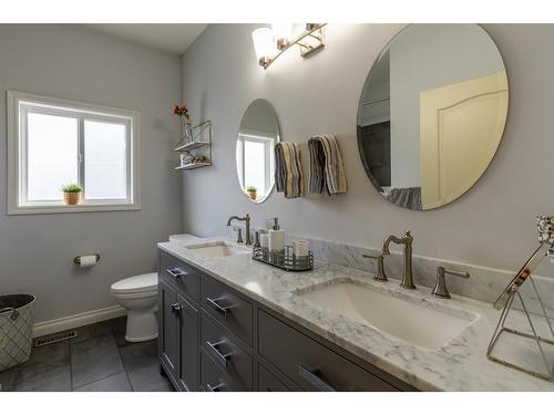 1504 Poplar Street, Golden, BC - Indoor Photo Showing Bathroom