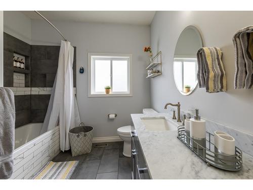 1504 Poplar Street, Golden, BC - Indoor Photo Showing Bathroom