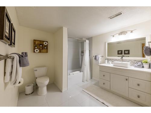 1504 Poplar Street, Golden, BC - Indoor Photo Showing Bathroom