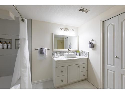 1504 Poplar Street, Golden, BC - Indoor Photo Showing Bathroom