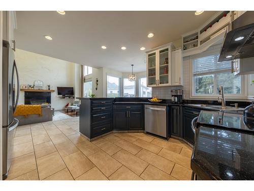 1504 Poplar Street, Golden, BC - Indoor Photo Showing Kitchen With Upgraded Kitchen