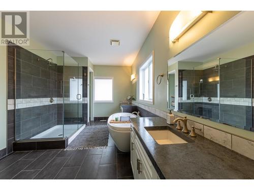 1504 Poplar Street, Golden, BC - Indoor Photo Showing Bathroom