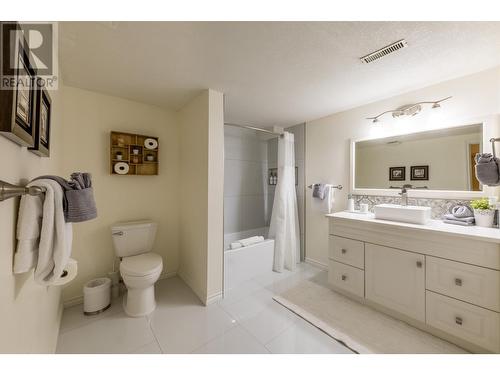 1504 Poplar Street, Golden, BC - Indoor Photo Showing Bathroom