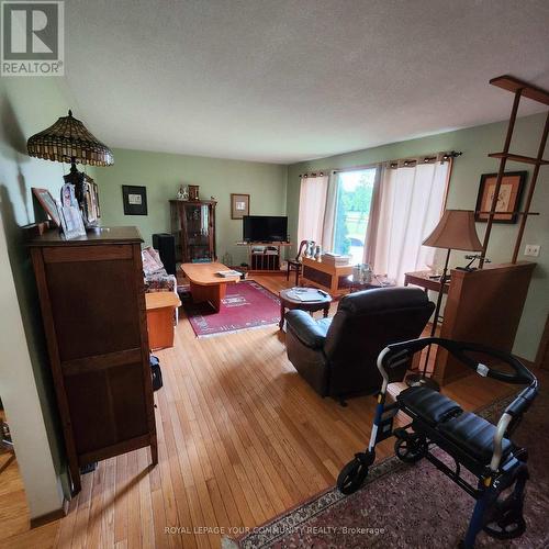 1274 2Nd Conc Road, Norfolk, ON - Indoor Photo Showing Living Room