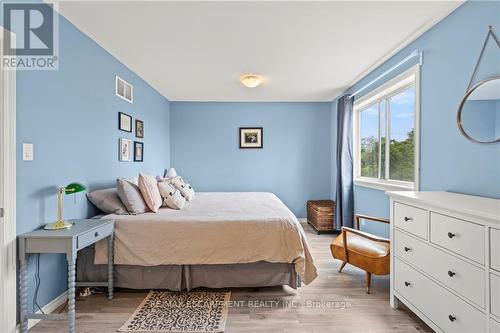 157 Glow Avenue, Hamilton, ON - Indoor Photo Showing Bedroom