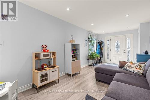 157 Glow Avenue, Hamilton, ON - Indoor Photo Showing Living Room