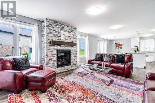 90 Warwick Drive, Chatham-Kent, ON - Indoor Photo Showing Living Room With Fireplace