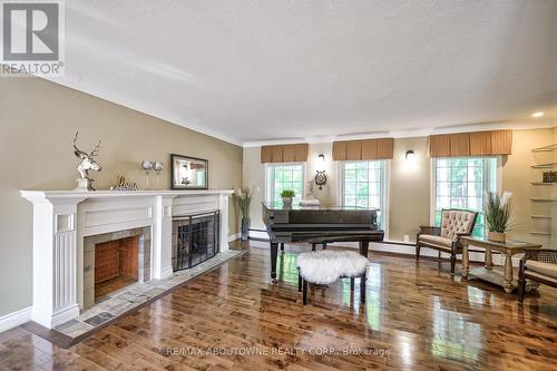 511 Charlotte Street, Niagara-On-The-Lake, ON - Indoor Photo Showing Living Room With Fireplace