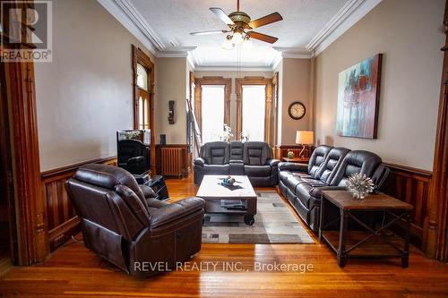 124 Norfolk Street S, Norfolk (Simcoe), ON - Indoor Photo Showing Living Room