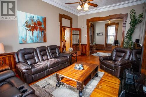 124 Norfolk Street S, Norfolk (Simcoe), ON - Indoor Photo Showing Living Room