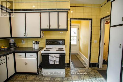 124 Norfolk Street S, Norfolk (Simcoe), ON - Indoor Photo Showing Kitchen