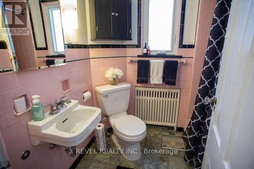 124 Norfolk Street S, Norfolk (Simcoe), ON - Indoor Photo Showing Bathroom