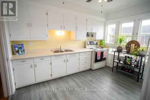 124 Norfolk Street S, Norfolk (Simcoe), ON - Indoor Photo Showing Kitchen With Double Sink