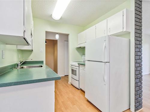 406-1571 Mortimer St, Saanich, BC - Indoor Photo Showing Kitchen