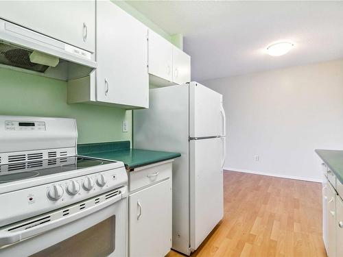 406-1571 Mortimer St, Saanich, BC - Indoor Photo Showing Kitchen